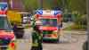 Feuerwehrfahrzeug überschlägt sich auf Einsatzfahrt nach Kollision mit Auto: Feuerwehrmann eingeklemmt: Insgesamt vier Verletzte - B199 mehrere Stunden gesperrt - Riesiges Trümmerfeld