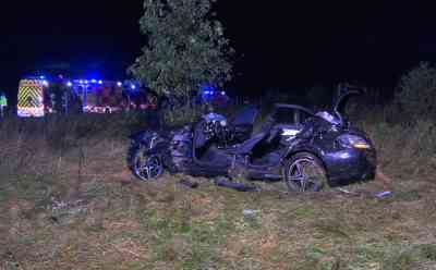 Schwerer Aquaplaning-Unfall bei Starkregen: Mercedes überschlägt sich neben der Autobahn - Fahrer lebensgefährlich verletzt: Fahrzeug prallt zunächst in Mittelleitplanke - Fahrer im Fahrzeug eingeklemmt - Feuerwehr: „Autofahrer sollten bei Regen und schlechter Sicht angemessen und langsam fahren“